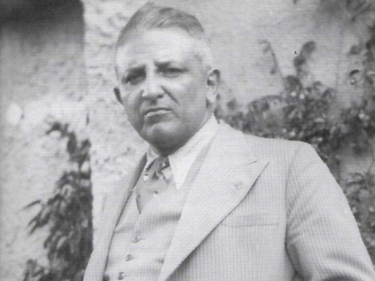 Rafael Heliodoro. Fue un escritor hondureño que se centró en el campo de la historia y la literatura. Su primera novela fue publicada en 1944 y llevaba por nombre Iturbide, Varón de Dios.