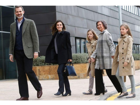 Reina Sofía junto a sus nietas visitan al rey Juan Carlos en el hospital
