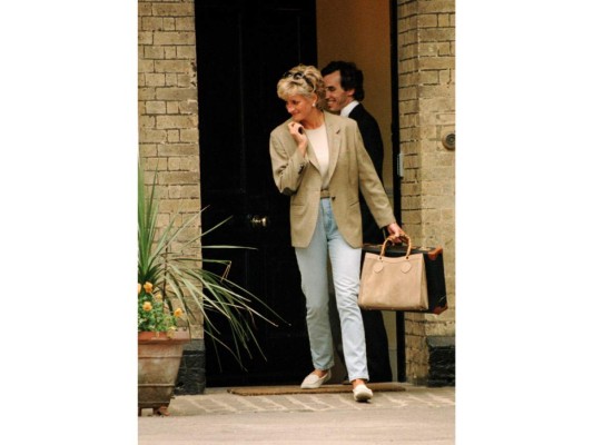¿La princesa Diana de Gales combinó este bolso para sus eventos públicos hasta sus actividades off duty. La vimos en varias fotografías utilizando este ítem para complementar sus outfits o solo necesitando espacio para llevar sus cosas. ¡Todos on point!