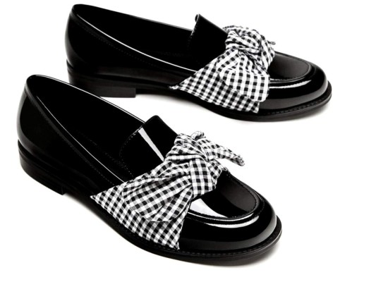 14. Gingham style. Mocasines planos con detalle de lazo de estampado gingham en blanco y negro by Zara