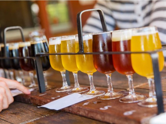 ¿Beber cerveza para hidratarse? Los egipcios como se sabe levantaron las pirámides, y según parece, los obreros de Giza bebieron unos cuatro litros de cerveza al día, según Patrick McGovern, arqueólogo biomolecular de la Universidad de Pennsylvania. La cerveza era más saludable que el agua del río Nilo, debido a su contaminación. <br/>