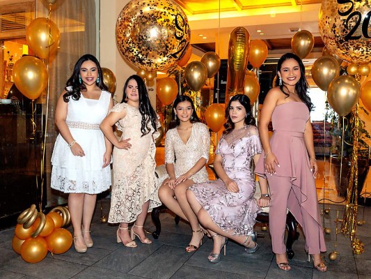 Andrea Paz, Gaby Carrillo, Daniela Escoto, Pía Dumas y Sabina Barahona.