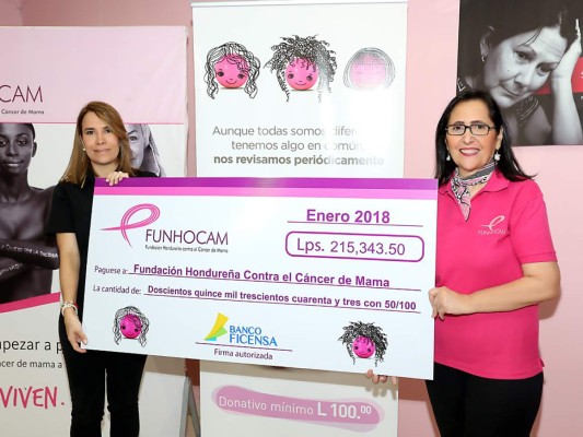 La gerente de mercadeo de Ficensa, Maureen Higgins, entrego el donativo a Rosemonde de García, presidenta de la fundación.