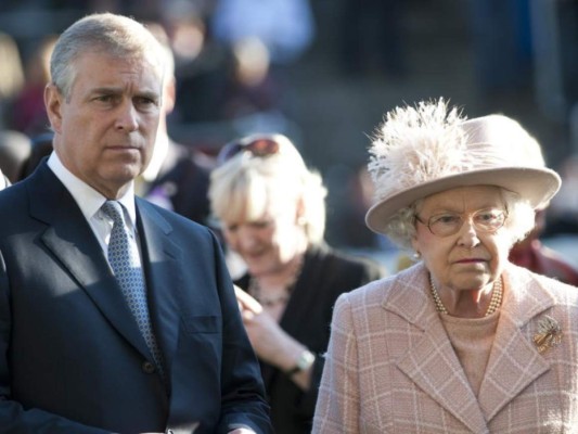 Reina Isabel quita títulos reales al príncipe Andrés