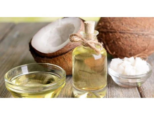 4. Doble función. La fusión de aceite de coco y jugo de limón es una maravilla, no solo porque te hidrata las manos sino que también es un aclarador natural, idóneo para disimular las manchas que suelen formarse en esta zona de la piel. Solo necesitas una cucharada de zumo de limón y dos cucharadas de aceite coco. haz la mezcla y aplícatelo el tratamiento sobre tus manos durante 30 minutos y enjuaga. Úsalo 2 o 3 veces a la semana.<br/>