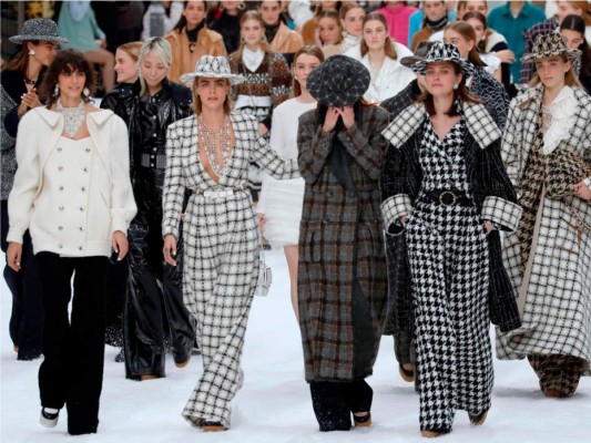 CHANEL le dio el último adiós a Karl Lagerfeld en un emotivo desfile   