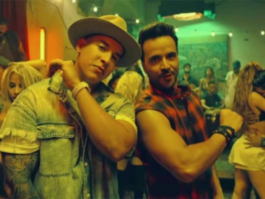 El rey del reggaetón ha colaborado con muchos artistas de diferentes géneros, pero su colaboración más exitosa ha sido con Luis Fonsi y la canción Despacito. ¡Exitazo!