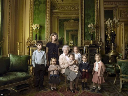 Charlotte, en brazos de la reina Isabel, solo ha sido vista en pocas fotografías, la más reciente en un retrato familiar de la reina para marcar el 90 aniversario de su nacimiento.