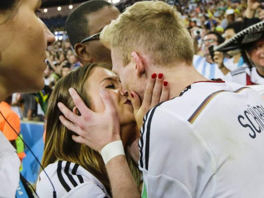 Los 9 besos más emblemáticos en los Mundiales de futbol