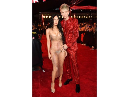 Megan Fox y Machine Gun Kelly. La actriz acaparó las miradas en la edición 40 de los MTV VMAs, pues llegó con un vestido corte midi del diseñador Mugler, personalizado con un bordado sutil de diamantina que combinaba con su ropa interior; mientras que su pareja Machine, lució un espectacular traje rojo metálico con zapatos color negro.