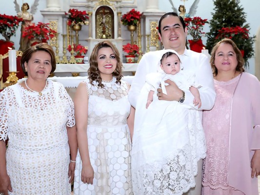 Vladimir y Claudia Betancourt-Ramos celebran el bautizo de su hija Emilia