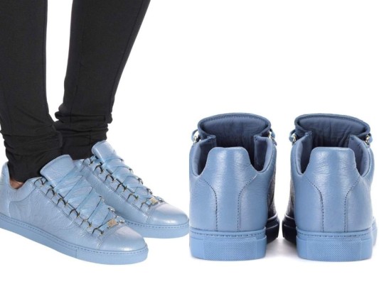 Si el tono rosa no es el que prefieres entonce unos Arena leather sneakers, en baby blue serán los ideales, este modelo por fortuna es uno de los que no está agotado así que si te animas con el presupuesto de 335 euros