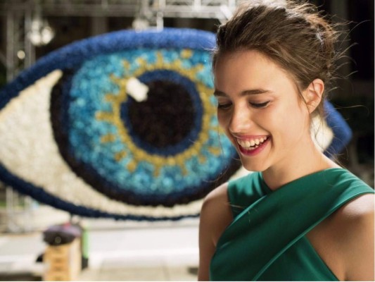 La campaña de Kenzo World fue dirigida por el prestigioso Spike Jonze un renombrado director de videos quién junto a la actriz Margaret Qualley grafican en cuatro minutos una coreografía irreverente de cuatro minutos, mientras ella baila frente a un espejo, luego con una escultura y al final con movimientos incomprendidos pero sumamente preparados salta frente a un ojo, que representa a la fragancia.