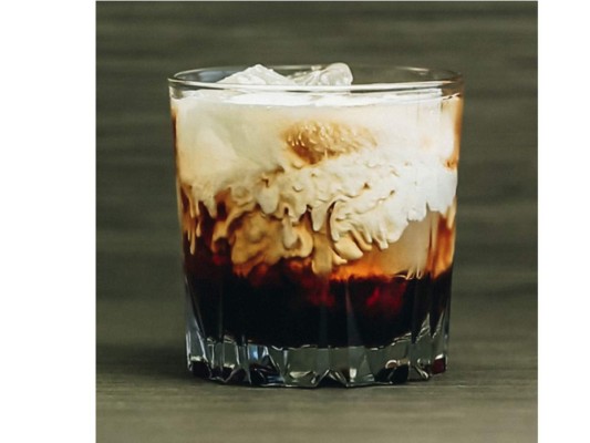 White Russian: Es un trago muy sencillo pero un poco traicionero ya que es fuerte, su hermano gemelo es el Black Russian que igual manera se prepara con leche, 2 cl de licor de café (Kahlúa o Tia Maria por ejemplo),5 cl de vodka, 3 cl de nata o leche<br/>