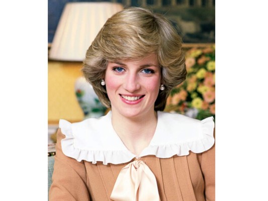 7. Diana de Gales, fue la primera esposa de Carlos de Gales, conocida como la Princesa del Pueblo, fue una de las primeras personas ligadas a la realeza que realizaba actividades solidarias. Ayudó a niños pobres en África, se involucró con pacientes con sida, ancianos y personas con adicciones, con lepra y con problemas diversos de salud. Su último compromiso de esta índole tuvo que ver con la erradicación de las minas antipersonales.
