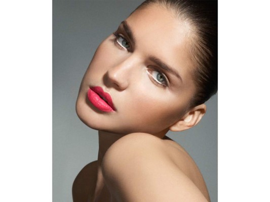<br/>A Conquistar: Resalta tus ojos<br/>Utiliza sólo sombras claras sobre todo el párpado y extíendelas hasta las cejas. Las sombras nacaradas te ayudarán aún más a ampliar el párpado y lograr unos ojos más llamativos y atractivos.