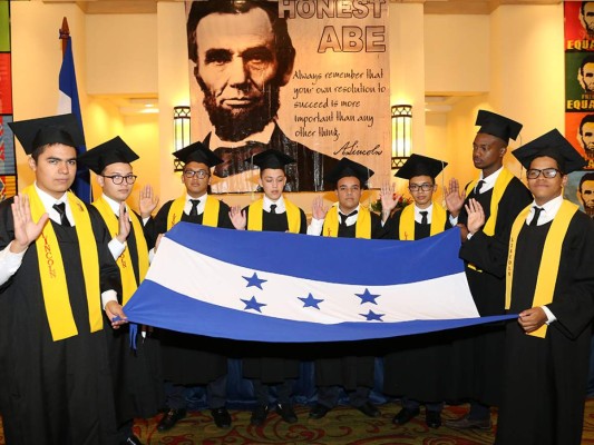 Firma de acta de Lincoln School generación 2017