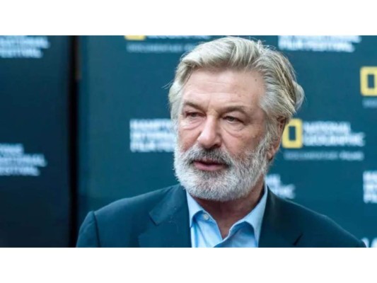 Alec Baldwin mata por accidente a Halyna Hutchins<br/>Esta trágica noticia ocurrió en la filmación de la película Rust. Alec Baldwin se encontraba grabando una de sus escenas cuando, de repente, su pistola de utilería disparó contra la directora de fotografía Halyna Hutchins, quien murió en el set. Además, resultó herido el director del filme, Joel Souza. Un dato súper curioso es que en la película “Rust” el nieto del personaje principal es declarado culpable por un asesinato accidental y condenado a la horca.
