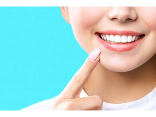 Comer zanahoria cruda mejora el riego sanguíneo bucal y evita que las bacterias se adhieran a los dientes. Además, fortalece las encías y evita la aparición de caries.