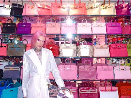 Para entrar al armario de Jeffree Star, necesitas pasar por la gigante puerta de seguridad a prueba de balas. Cabe recalcar que las piezas más costosas en el armario del youtuber son la colección de bolsos Hermès Niloticus Crocodile Himalaya Birkin, valorada en más de 379 mil dólares.