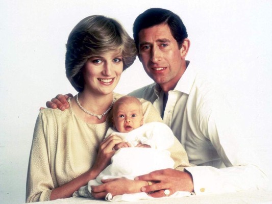 Diana y Carlos posan con su primogénito, William Arthur Philip Louis Windsor