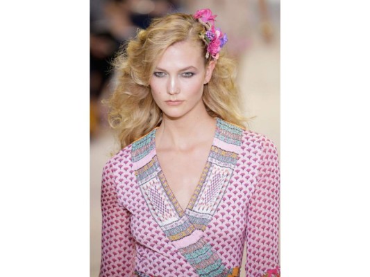Si! El cabello también es un buen lugar para incorporar flores, eternamente femenino! Summe 2016 look by Diane Von Furstenberg