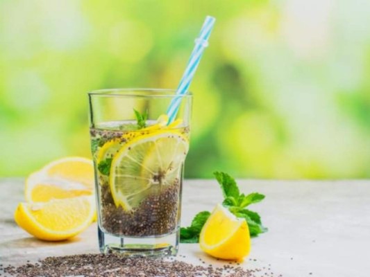 Jugo de limón, chía y nueces<br/>Estos tres ingredientes son excelentes alimentos para limpiar el hígado por lo que combinarlos en una misma receta está más que recomendado. Puedes consumir este jugo para el hígado graso una vez al día, preferiblemente por la mañana en ayunas.<br/>