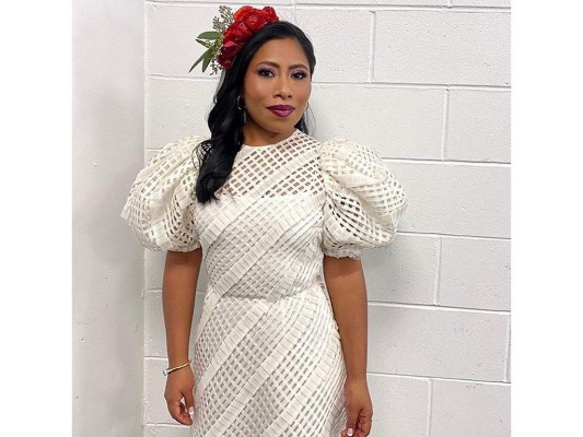 Vestido blanco trenzado de Carolina Herrera que ella ha acompañado de flores en el cabello