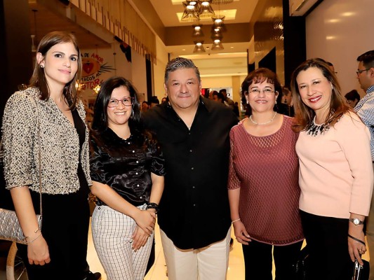 Abre restaurante El Pinche en Las Terrazas de Mall Multiplaza