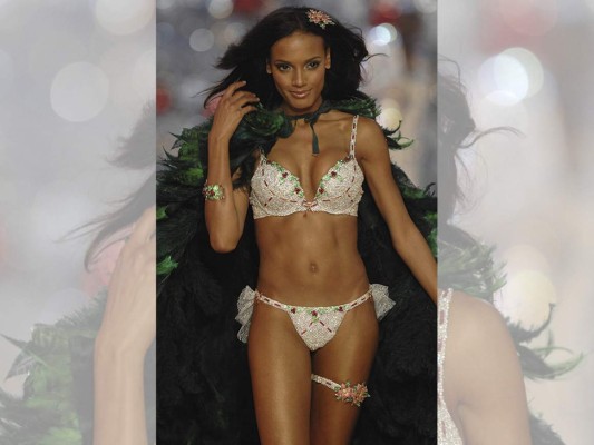 En 2007 Selita Ebanks brilló al modelar 'The Holiday Fantasy Bra Set' de $4,500,000