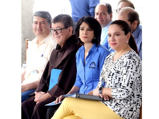 Juan Carlos García, Fray Nery Aguirre, Dina Kafati de Mena y la primera dama Ana García de Hernández (fotos: Héctor Hernández)