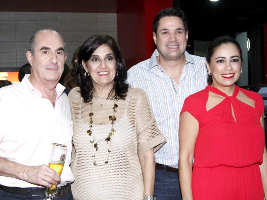 Brindis por la inauguración Carl's Jr.&nbsp;&nbsp;