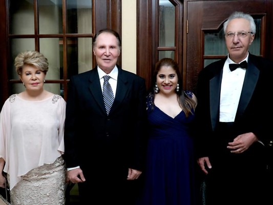 Christian Guevara y Yamileth Hilsaca celebran su boda civil  