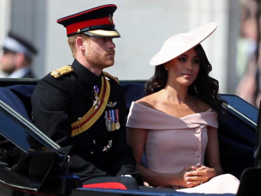 Luego de su luna de miel, Markle asistió al cumpleaños oficial de la reina de Inglaterra. Para la ocasión lució un diseño de Carolina Herrera en rosa claro y con cuello Bardot, un estilo muy característico de la duquesa que ya lo llevó en su vestido oficial de novia.