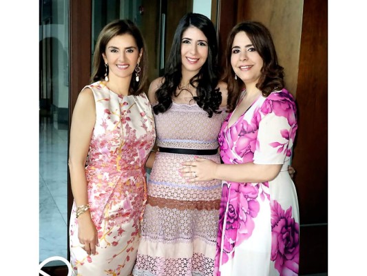 Suyapa y Valeria Monterroso con Wafa Zgheibra.