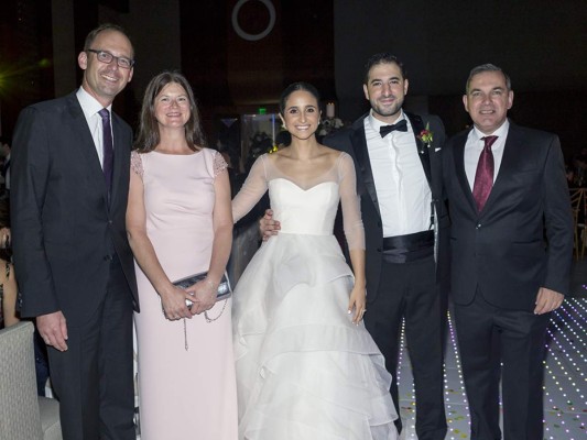 Elegante recepción por los novios Carlos Kattán y Rozeana Fonseca