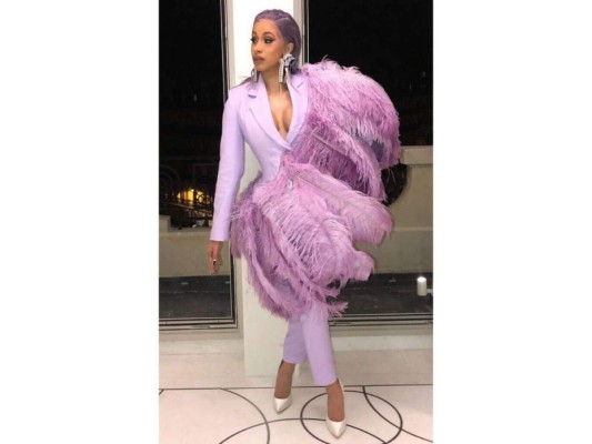¿Un elegante traje inspirado en un avestruz?, Si, Cardi apareció con un espectacular look en la Semana de la Moda de París inspirado en un avestruz morado, mismo que fue diseñado por Christian Cowan. <br/><br/>