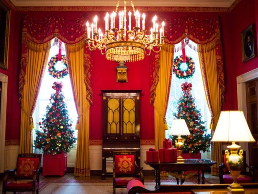 <br/>El Red Room enamora con su elegancia y dos hermosos y alegres árboles frente a los ventanales donde también se han colocado guirnaldas con frutos decorativos.