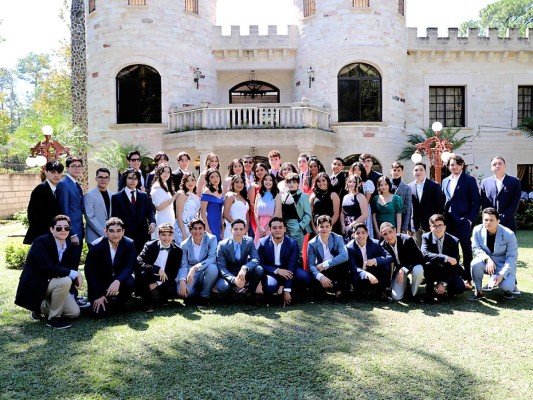 Días antes de terminar su último año escolar, los seniors 2022 de la Dowal School disfrutaron de un delicioso desayuno organizado por los padres de familia. Fue en el Restaurant El Castillo, ubicado en el Hatillo, donde felices se reunieron a recordar los años maravillosos que han vivido en su amada escuela. Fotos Héctor Hernández