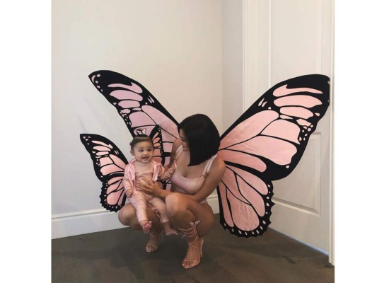 Kylie Jenner se disfraza de mariposa con Stormi