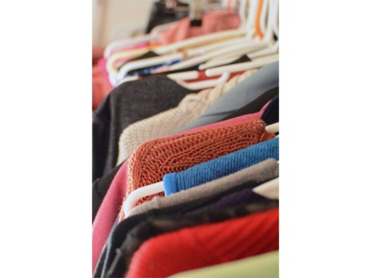10. Ropa que nunca usarás en este clima. ¿Tienes el armario lleno de sweaters en un país como este donde prácticamente todo el año es verano? Elimina la ropa demasiado caliente que jamás te pondrás, seguramente será más útil en los hospicios o iglesias donde sabrán quien la necesita en verdad