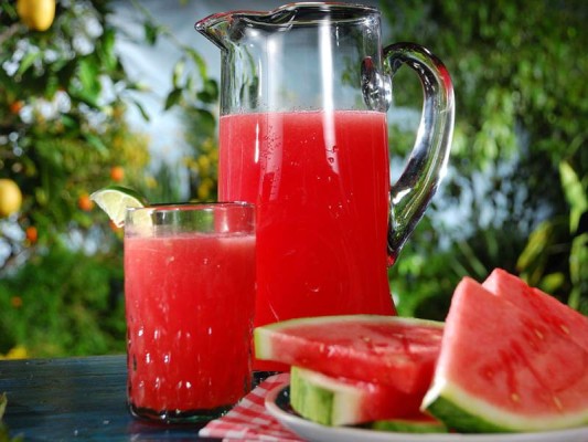 <strong>Licuado de sandía y menta</strong>Ingredientes-2 rebanada de sandía -2 taza de agua-3 ramitas de menta-cubos de hielo<strong>Procedimiento</strong>Corta y saca la corteza de las sandías pica la pulpa en trozos medianos. Licua los trozos de sandía junto con la menta y cubos de hieloListo sirve en un vaso y disfrútalo