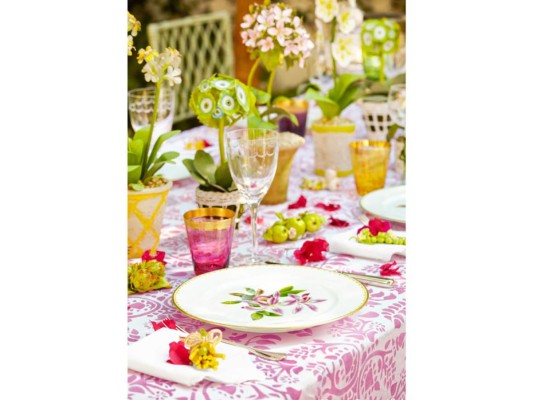 Un efecto primaveral siempre causará una buena impresión. Elige vajillas coloridas y mantelería con impresiones florales, cristalería en tonos contrastantes, arreglos frutales y mini bouquets de flores y plantas diferentes entre si.