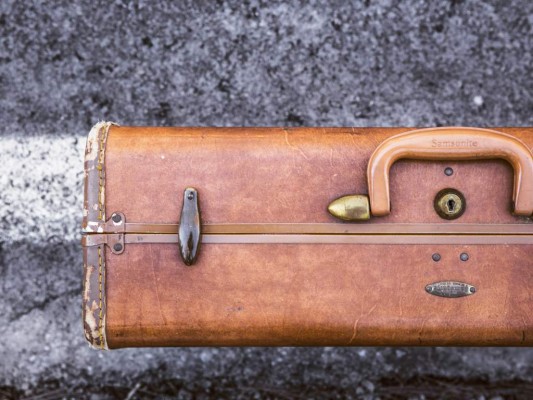 No importa si se viaja a la playa, los artículos de primera necesidad son más importantes. Siempre cargue bloqueador, repelente e hidrátese cada 20 minutos. (Foto: Gratisography)