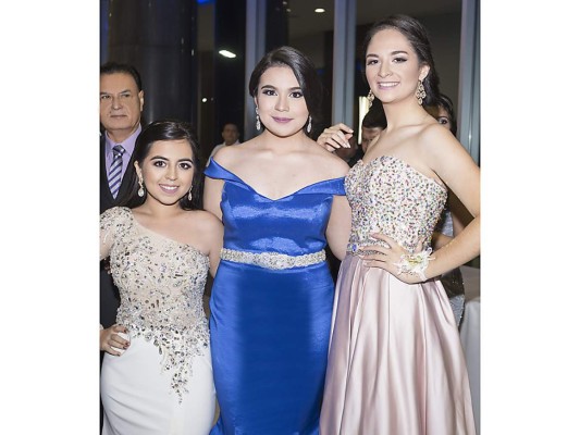 Nuevos bachilleres festejan en su Winter Prom   