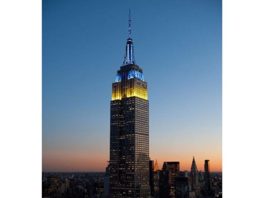 El emblemático Empire State Building en Nueva York también se iluminó como apoyo a Ucrania.