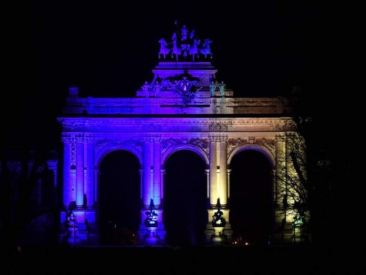 Monumentos de todo el mundo se visten de los colores de Ucrania