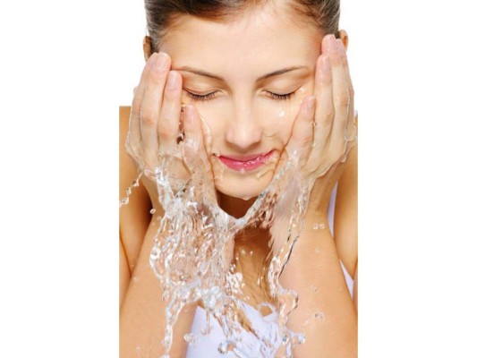 Limpieza nocturna. La hora más importante para lavarse la cara es antes de dormir. Si no lo haces, las bacterias y el maquillaje que se adhieren al rostro durante el día pueden irritar la piel, tapar los poros y promover el acné.