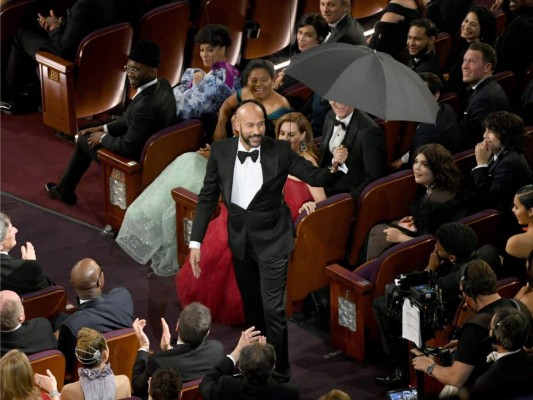 Para presentar presentar otro de los temas nominados a Mejor Canción Original Keegan-Michael Key bajó desde el techo del Dolby Theatre al más increíble estilo de Mary Poppins.