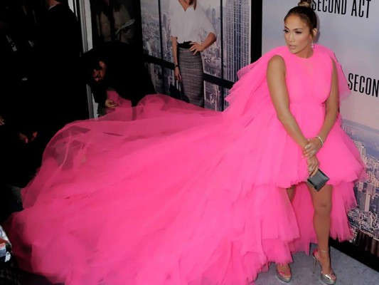 Así fue el vestido rosa de JLo, que deslumbró en la presentación de la película Second Act